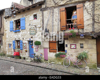 Nette Hotel in Bergerac, Bordeaux Frankreich mit alten Fahrrad außerhalb Stockfoto