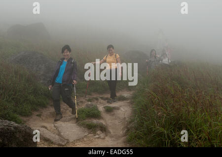 Wanderer zu Fuß hinunter die steilen Steinstufen des Sunset Peak, Tai Tung-Shan, befindet sich auf Lantau Insel Hong Kong China Stockfoto