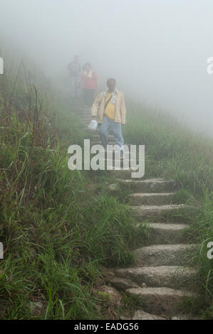 Wanderer zu Fuß hinunter die steilen Steinstufen des Sunset Peak, Tai Tung-Shan, befindet sich auf Lantau Insel Hong Kong China Stockfoto