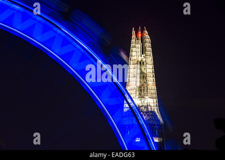 Das London Eye und die Scherbe, hier in der Nacht beleuchtet sind wichtige touristische Attraktionen in London, Großbritannien Stockfoto