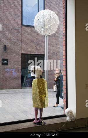 Liverpool, Merseyside, Großbritannien, 12. November 2014. Bluecoat Behinderung Kunst Ausstellung eröffnet. 'Kunst der lebte Experiment' mit Künstler und Arbeiten aus der ganzen Welt. Simon Raven's Kopf mannequin Spinner Installion mit Blick auf eine belebte Einkaufsstraße. Stockfoto