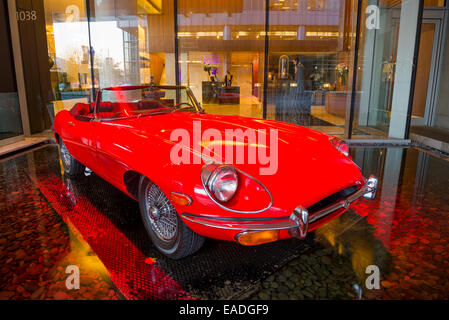 Roten Jaguar Cabrio-Sportwagen, E Type 42, Fairmont Hotel Vancouver, British Columbia, Kanada Stockfoto