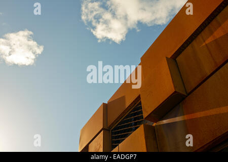 Eine Corten-Stahl, Rost Cladded Parkplatz an einem Wintertag am Bahnhof Manchester Piccadilly. Stockfoto