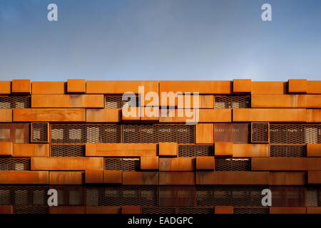 Eine Corten-Stahl, Rost Cladded Parkplatz an einem Wintertag am Bahnhof Manchester Piccadilly. Stockfoto