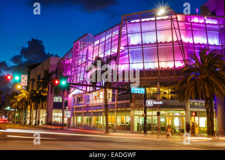 Miami Beach, Florida, 5th Fifth Street, Abenddämmerung, Abend, Nacht, Collins Avenue, Gebäude, Ampeln, Zeitbelichtung, Lichtshow, FL140930007 Stockfoto