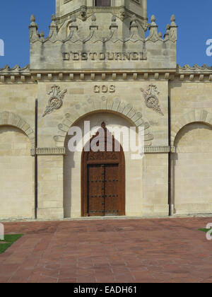 Außenseite des Chateau Cos Estournel in der Appellation Saint-Estèphe von Bordeaux Stockfoto