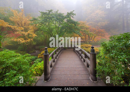 Mond-Brücke einen nebligen Morgen im Herbst in Portland Japanese Garden Stockfoto