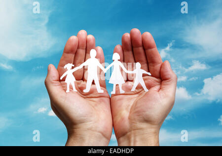 Papier-Kette-Familie in der hohlen Hand geschützt Stockfoto