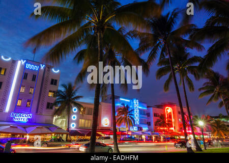 Miami Beach Florida, Ocean Drive, Dämmerung, Abend, Nacht, Palmen, Leuchtfeuer, Kolonie, Hotel, Gebäude, Neon, Verkehr, FL140930013 Stockfoto