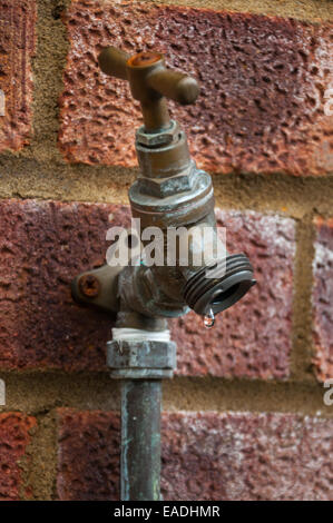 Wasser tropft von einem Outdoor tippen Stockfoto