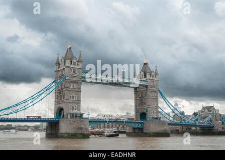 Tower Bridge in London an einem bewölkten Tag bewölkt Stockfoto