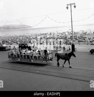 der 1950er Jahre zog Geschichtsbild zeigen Touristen auf einem Pferd Straßenbahn an der Strandpromenade, Douglas, Isle Of man. Stockfoto