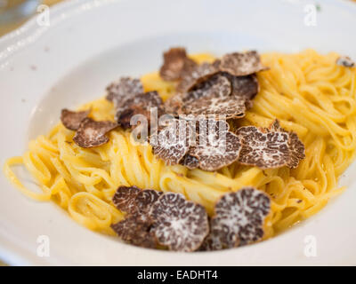 Linguine und schwarzen Trüffeln Stockfoto