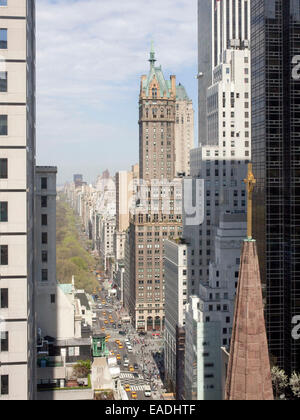 Blick auf New Yorks Fifth Avenue von oben Stockfoto