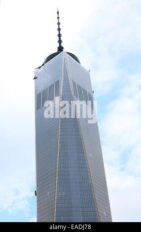 New York City, NY, USA. 12. November 2014. Zwei Fenster-Scheiben, die von der Seite des World Trade Centers blieben baumelt, nachdem ihre Gerüste eine 68 Stockwerke hoch Fehlfunktion. Feuerwehrmänner brachen ein Fenster im 68. Stock, später die beiden Männer aus dem Gerüst zu retten. Der Arbeitnehmer hatte das Gebäude gegangen, wenn eines der motorisierten Kabel unterstützen das Gerüst eingerastet oder kam locker. One World Trade wiedereröffnet letzte Woche mit neuen Mietern nur Umzug in das Gebäude, das die Twin Towers ersetzt. Bildnachweis: Krista Kennell/ZUMA Draht/Alamy Live-Nachrichten Stockfoto