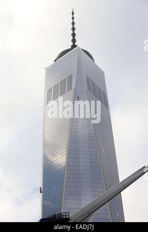 New York City, NY, USA. 12. November 2014. Zwei Fenster-Scheiben, die von der Seite des World Trade Centers blieben baumelt, nachdem ihre Gerüste eine 68 Stockwerke hoch Fehlfunktion. Feuerwehrmänner brachen ein Fenster im 68. Stock, später die beiden Männer aus dem Gerüst zu retten. Der Arbeitnehmer hatte das Gebäude gegangen, wenn eines der motorisierten Kabel unterstützen das Gerüst eingerastet oder kam locker. One World Trade wiedereröffnet letzte Woche mit neuen Mietern nur Umzug in das Gebäude, das die Twin Towers ersetzt. Bildnachweis: Krista Kennell/ZUMA Draht/Alamy Live-Nachrichten Stockfoto