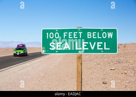 Ein Schild am 100 Fuß unterhalb des Meeresspiegels im Death Valley, die den niedrigsten, heißesten und trockensten Ort in den USA, mit einer durchschnittlichen jährlichen Niederschlagsmenge von etwa 2 Zoll einige Jahre ist, die es nicht überhaupt keinen Regen erhält. Stockfoto
