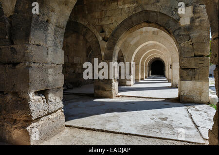 Bögen und Säulen in Sultanhani Karawanserei auf Silk Road, Türkei Stockfoto