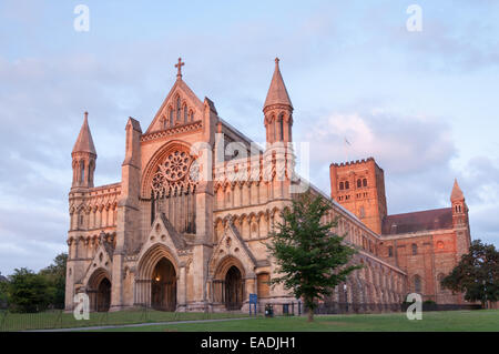 St Albans Abbey in der untergehenden Sonne Stockfoto