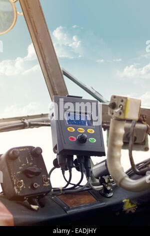 Cockpit eines kleinen Vintage Flugzeug während des Fluges, Nahaufnahme. Retro-Farben Stockfoto