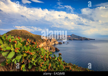 Blick auf Vulcano Insel von Lipari Stockfoto