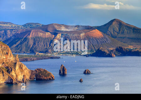 Blick auf Vulcano Insel von Lipari Stockfoto