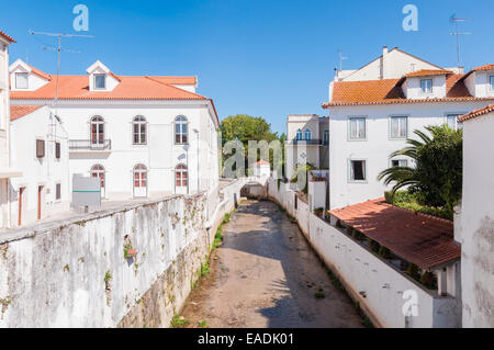 Fluss in der kleinen Stadt von Alcobaca, Portugal Stockfoto