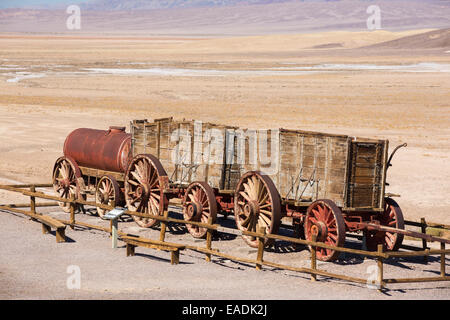 Eine alte Wagenzug an der Harmony Borax arbeitet im Death Valley, die den niedrigsten, heißesten und trockensten Ort in den USA, mit einer durchschnittlichen jährlichen Niederschlagsmenge von etwa 2 Zoll einige Jahre ist, die es nicht überhaupt keinen Regen erhält. Stockfoto