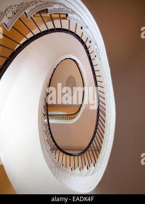 Spiralförmigen Treppe des alten Hauses. Stockfoto