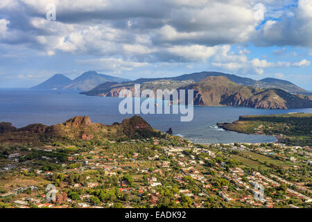 Panoramablick auf den Äolischen Inseln von Vulcano Stockfoto