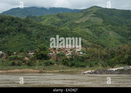 Blick auf das Dorf am Ufer auf einem zweitägigen Kreuzfahrt auf eine langsame Fähre entlang Fluss Mekong, Laos, Südostasien, Asien, Stockfoto