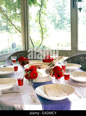 Sommer-essen am gedeckten Tisch in abgeschirmten Veranda Stockfoto