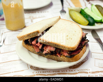 Vergoldete Pastrami auf Roggenbrot in einem Restaurant. Stockfoto