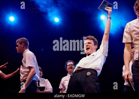 London, UK. 12. November 2014. Haven High Academy 6. Form Chor singen Lieder aus dem Buch Mormon an der Musik für Jugendliche Schulen Prom 2014 in der Royal Albert Hall. Bildnachweis: Alick Cotterill/Alamy Live-Nachrichten Stockfoto