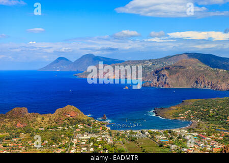 Panoramablick auf die Äolischen Inseln Lipari, Salina von Vulcano Stockfoto