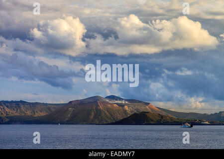 Blick auf Vulcano Insel von Lipari Stockfoto