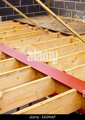 Detail der hölzernen Dach Balken auf einer Baustelle, wo ein neues Haus wird, gebaut, mit Holz und Brise Blöcke Stockfoto