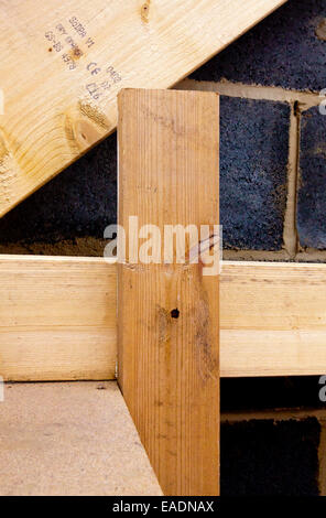 Detail der hölzernen Dach Balken auf einer Baustelle, wo ein neues Haus wird, gebaut, mit Holz und Brise Blöcke Stockfoto