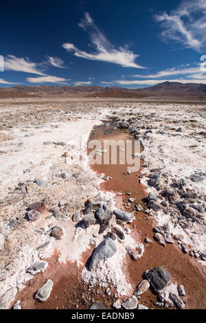 Salzige Bäche im Death Valley, die den niedrigsten, heißesten und trockensten Ort in den USA, mit einer durchschnittlichen jährlichen Niederschlagsmenge von etwa 2 Zoll einige Jahre ist, die es nicht überhaupt keinen Regen erhält. Stockfoto