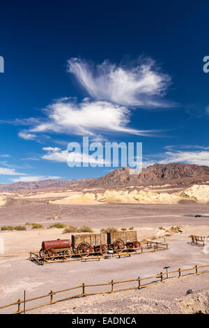 Eine alte Wagenzug an der Harmony Borax arbeitet im Death Valley, die den niedrigsten, heißesten und trockensten Ort in den USA, mit einer durchschnittlichen jährlichen Niederschlagsmenge von etwa 2 Zoll einige Jahre ist, die es nicht überhaupt keinen Regen erhält. Stockfoto