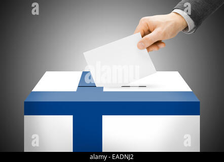 Stimmberechtigten Konzept - Wahlurne lackiert in den Farben der Nationalflagge - Finnland Stockfoto