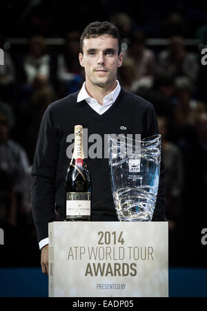 London, UK. 12. November 2014. Roberto Bautista Agut Spaniens posiert für Fotos nach dem Gewinn der ATP Most Improved Player des Jahres in die ATP World Tour Finals in London, Großbritannien, am 12. November 2014. Bildnachweis: Tang Shi/Xinhua/Alamy Live-Nachrichten Stockfoto