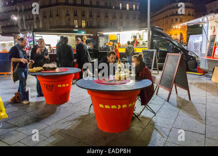 Paris, Frankreich, große Menschenmenge Franzosen, die Mahlzeiten teilen, Street Eating at Food Trucks Outside, Street Vendor, Tische, Late Night Food Stockfoto