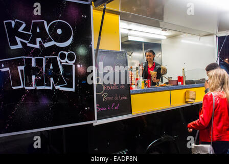 Paris, Frankreich, Teens Buying Take Out, French Food Trucks on Street Vendor, at Night, Thai Food 'Kao Thai', Working at Night Stockfoto