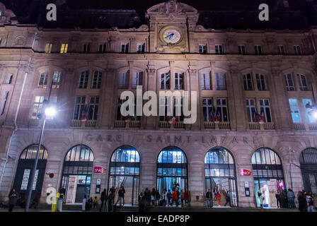 Paris, Frankreich, außerhalb von La Gare Saint Lazare, historischer Bahnhof, Front bei Nacht mit Lichtern Stockfoto