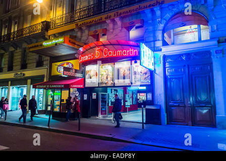 Paris, Frankreich, Front, französische Independent-Kinos Architektur Kinofilme Theater, Neonlichtschild, bei Nacht, '5 Caumartin', äußere Straßenszene, Tür mit Nachtschild Stockfoto