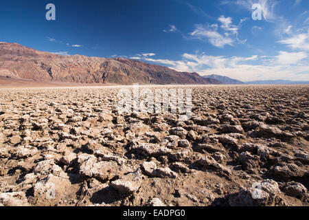 Die Devils Golf Course im Death Valley, die den niedrigsten, heißesten und trockensten Ort in den USA, mit einer durchschnittlichen jährlichen Niederschlagsmenge von etwa 2 Zoll einige Jahre ist, die es nicht überhaupt keinen Regen erhält. Stockfoto