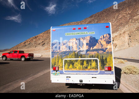 Ein Wohnmobil parken bei Badwater ist der tiefste Punkt in den USA als 282 Füße unterhalb des Meeresspiegels im Death Valley. Death Valley ist der niedrigsten, heißesten und trockensten Ort in den USA, mit einer durchschnittlichen jährlichen Niederschlagsmenge von etwa 2 Zoll einige Jahre überhaupt keine Regen empfangen wird. Stockfoto