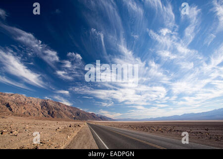 Die Straße in der Nähe von Badwater ist der tiefste Punkt in den USA als 282 Füße unterhalb des Meeresspiegels im Death Valley. Death Valley ist der Stockfoto