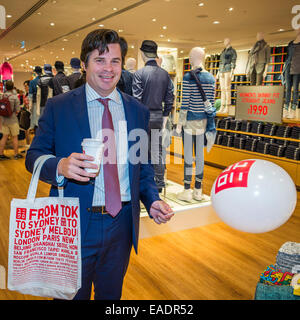 Sydney, Australien. 13. November 2014. Eine Shopper ist nach der Uniqlo-Flagship-Store Eröffnung in Sydney gesehen. Bildnachweis: MediaServicesAP/Alamy Live-Nachrichten Stockfoto